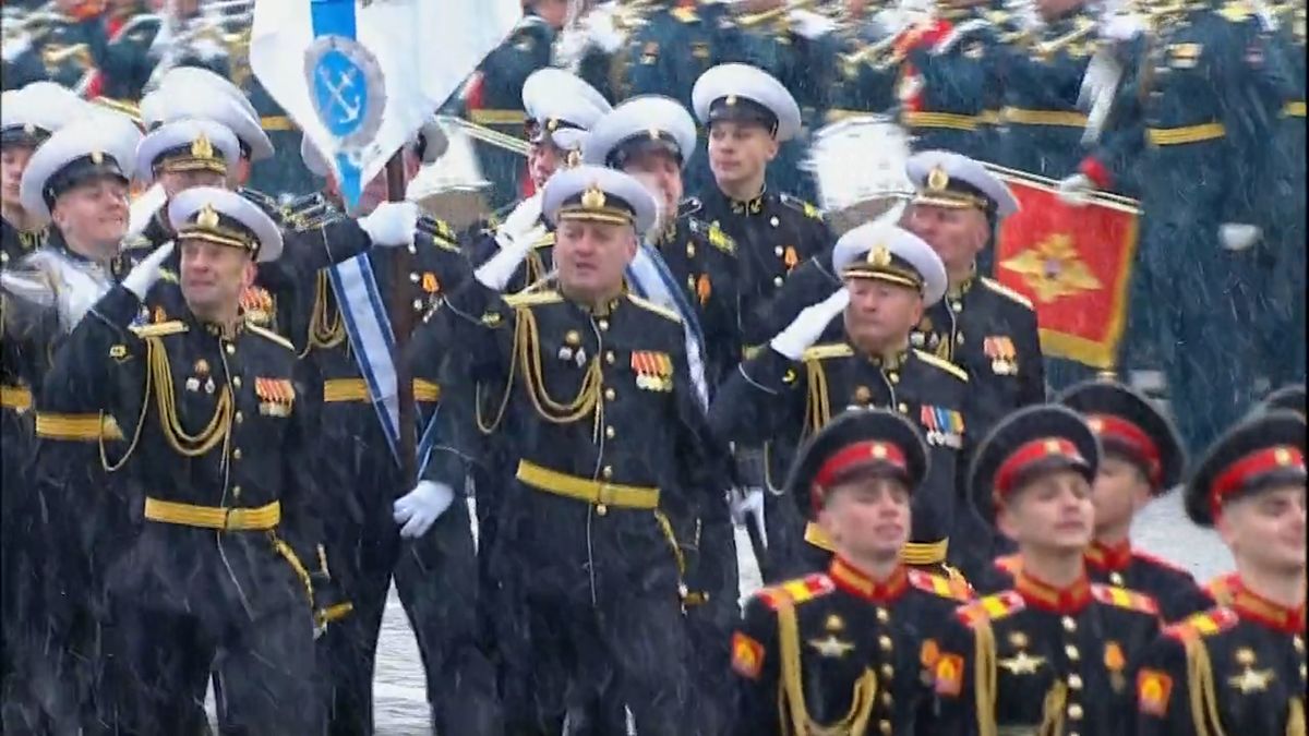Rusko uspořádalo vojenskou přehlídku. Počasí se na ní vyřádilo, tank byl jen historický